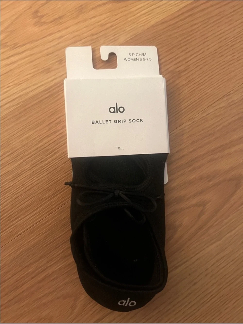 VIRAL🚨NWT ALO Yoga ballet grippy socks with bow🚨